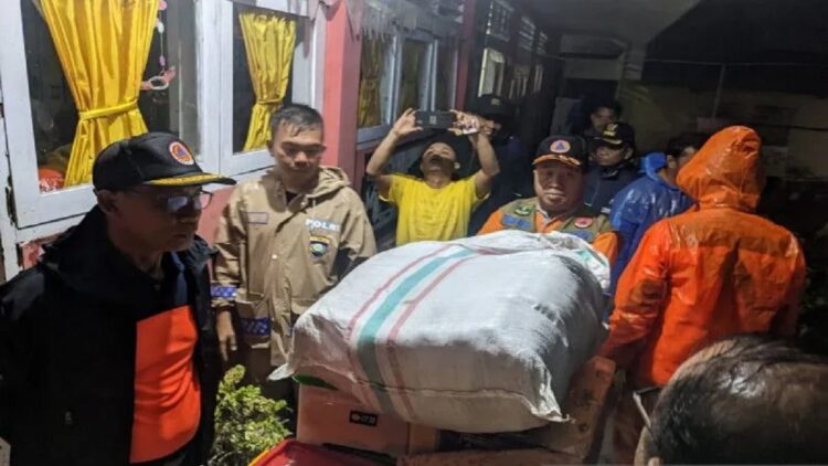 Kepala Pelaksana BPBD Sumatera Barat Jumaidi bersama Kepala Bidang Kebencanaan dan Logistik BPBD Sumatera Barat Rumainur mengirimkan bantuan bagi warga yang terdampak bencana alam di Kota Padang pada Selasa dini hari (24/1/2023). (ANTARA/BPBD Sumbar)