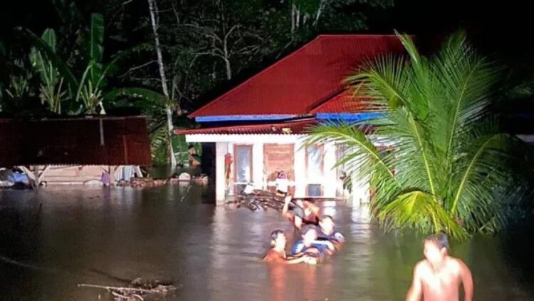 Salah satu rumah warga yang terendam banjir di Jorong Gantiang, Nagari Sitanang, Senin (23/1). (Antara/Dok BPBD Agam)