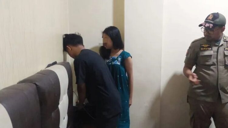 Petugas Satpol-PP Kota Bukittinggi saat melakukan razia hotel dan berhasil menjaring tiga pasangan ilegal serta dua perempuan di sebuah warung tuak pada Selasa (24/1/2023) malam. (Antara/Al Fatah)