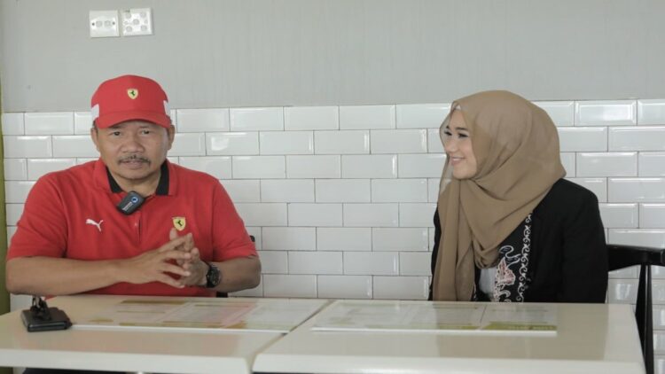 Alya Sarah Lawindo bersama Bupati Agam Andri Warman. (Foto: amcnews.com)
