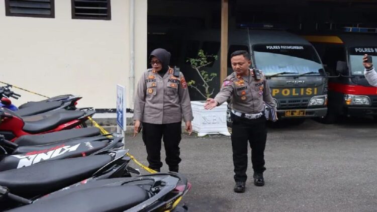 Kapolres Payakumbuh AKBP Wahyuni Sri Lestari didampingi Kasat Lantas Anggy Prasetyo saat menunjukan kendaraan hasil operasi balap liar. (Antara/HO-Polres Payakumbuh)