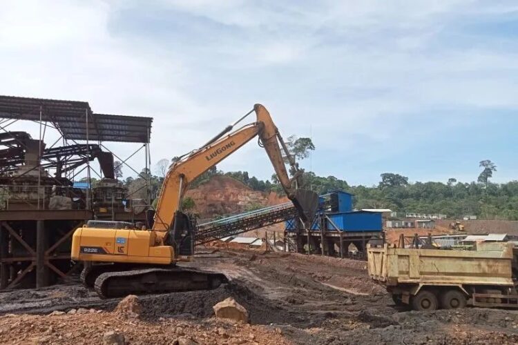 Aktifitas tambang biji besi oleh PT Gamindra Mitra Kesuma (GMK) di Air Bangis Kabupaten Pasaman Barat, Sumbar didukung oleh berbagai pihak karena bisa menambah peluang kerja bagi masyarakat. ((ANTARA/Altas Maulana).)