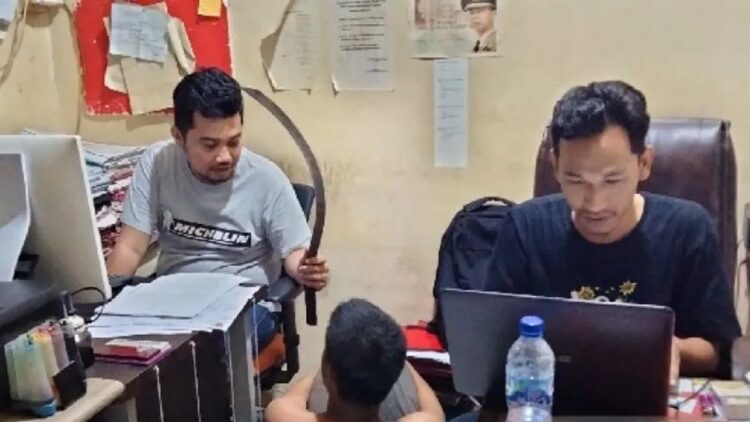 Bawa Senjata Tajam, Polisi di Padang Pidanakan Seorang Pelajar Pelaku Tawuran 1 Pelaku AA (16) diperiksa oleh personel Unit Kejahatan dan Kekerasan (Jatanras) Satreskrim Polresta Padang, pada Minggu (29/1). (ANTARA/Fathul Abdi)