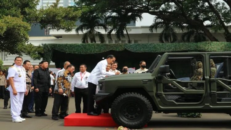 Presiden Joko Widodo membubuhkan tanda tangan di kap kendaraan taktis "Maung" di Kemhan, Jakarta, Rabu (18/1/2023). (ANTARA/Desca Lidya Natalia)