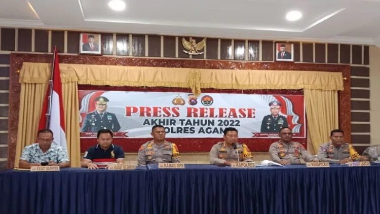 Kapolres Agam AKBP Ferry Ferdian (tengah) sedang memberikan keterangan pengungkapan kasus selama 2022. (Dok Antara/Yusrizal)