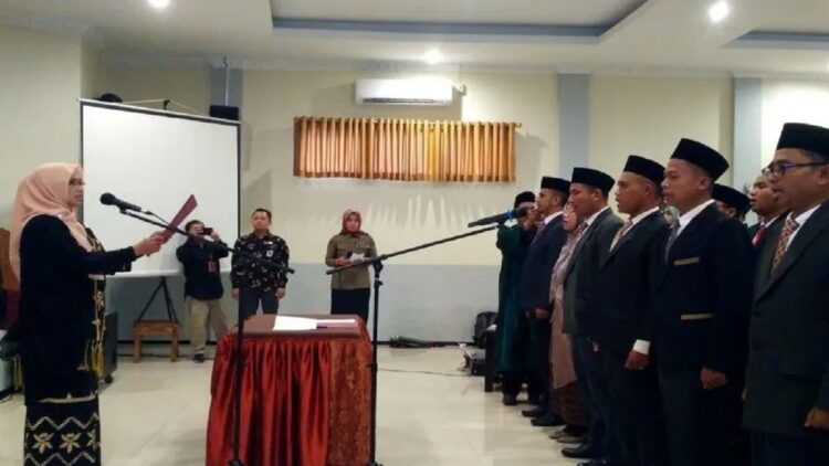 Ketua KPU Solok Selatan Nila Puspita melantik 35 orang Panitia Pemilihan Kecamatan (PPK) untuk tujuh Kecamatan. (Antara/Erik IA)