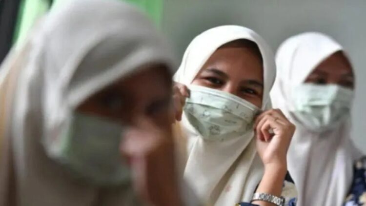 Sejumlah orang memakai masker. (ANTARA FOTO/Zabur Karuru/foc)