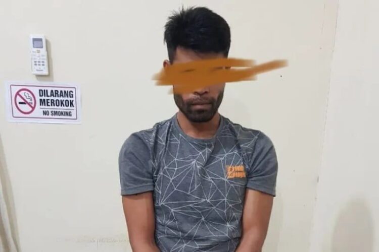 Pemuda AS (28) warga Kampuang Tanjuang Mudiak, Jorong Rambai, Nagari Koto Malintang, Kecamatan Tanjungraya yang diduga membawa narkotika golongan satu jenis ganja siap edar saat di Mapolres Agam. (Antara/Dok Humas Polres Agam)