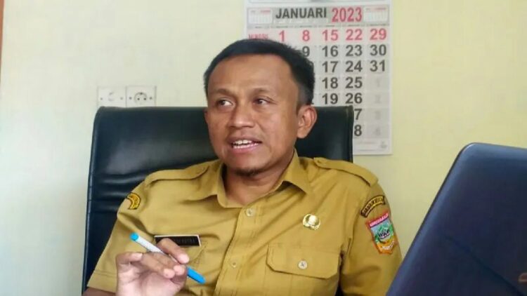 Kepala Bidang Pendapatan Badan Pengelolaan Keuangan Daerah Solok Selatan Alfiandri Putra menjelaskan potensi serta upaya yang dilakukan untuk mencapai target PAD 2023 . (Antara/Erik)