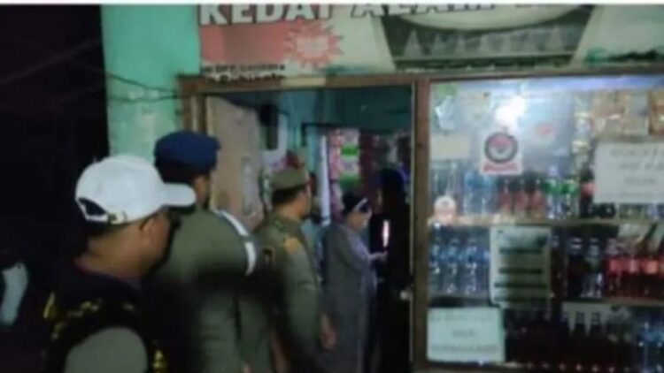 Anggota Satpol PP Damkar Agam sedang menggeledah warung yang diduga menyediakan minuman keras, Minggu (15/1) dini hari. (ANTARA/ist)