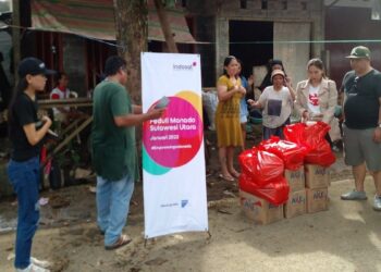 Indosat Ooredoo Hutchison (IOH) berkoordinasi dengan Badan Penanggulangan Bencana Daerah (BPBD) dan pemerintah daerah untuk menyalurkan bantuan berupa bahan kebutuhan pokok dan komunikasi bagi masyarakat yang terdampak bencana banjir dan longsor di kota Manado. (Dok. IOH)