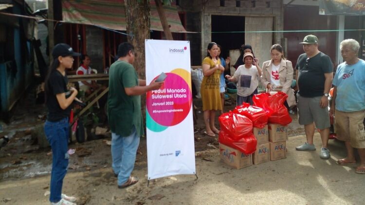 IOH Salurkan Bantuan kepada Korban Banjir dan Longsor Manado 1 Indosat Ooredoo Hutchison (IOH) berkoordinasi dengan Badan Penanggulangan Bencana Daerah (BPBD) dan pemerintah daerah untuk menyalurkan bantuan berupa bahan kebutuhan pokok dan komunikasi bagi masyarakat yang terdampak bencana banjir dan longsor di kota Manado. (Dok. IOH)