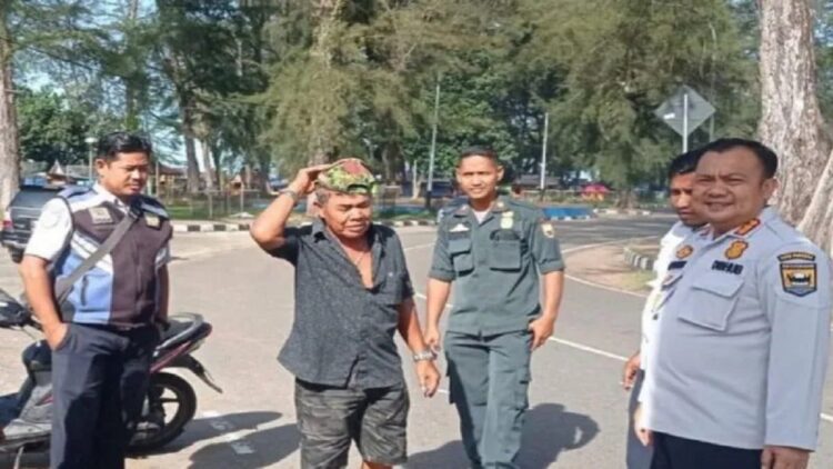 Kepala Dinas Perhubungan Kota Pariaman, Sumbar Afwandi (kanan) bersama Satuan Polisi Pamong Praja Pariaman meninjau objek wisata Pantai Kata. ANTARA/HO-Disatpol PP dan Damkar Pariaman.
