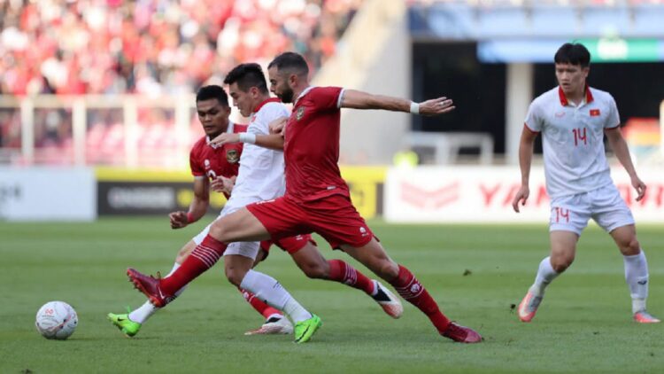 Jordi Amat dan Rahmat Irianto berebut bola dengan pemain Vietnam. (PSSI)