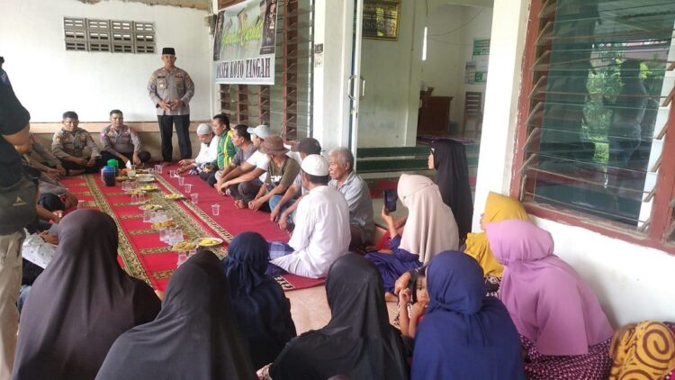 Polisi di Padang Ajak Doa Bersama agar Erupsi Gunung Marapi Berakhir 1 Jumat Curhat Polsek Koto Tangah, Kota Padang dengan warga. (Dok. Polsek Koto Tangah)