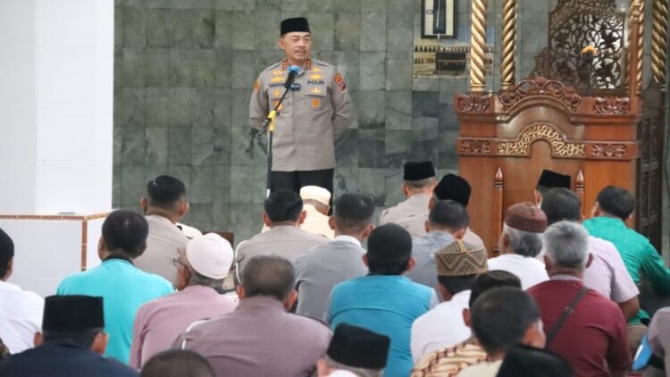 Ini Penyampaian Kapolda Sumbar di Mesjid Raya Koto Tangah saat 'Jumat Curhat' 1 Jumat curhat Kapolda Sumbar di Masjid Raya Koto Tangah. (Dok. Bidhumas)