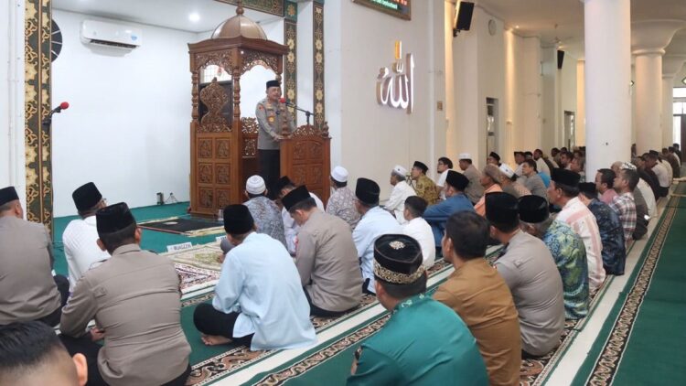 Kapolda Sumbar 'Jumat Curhat' di Mesjid Nurul Iman 1 Jumat curhat Kapolda Sumbar di Masjid Nurul Iman, Padang. (Dok. Bidhumas Polda Sumbar)