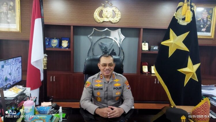 Kapolda Sumbar Irjen Pol Suharyono saat di ruangannya. (dok. Radarsumbar)