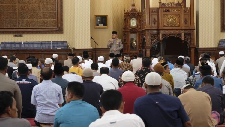 Kapolda Sumbar saat jumat curhat di Masjid Baiturahmah, By Pass, Aia Pacah.