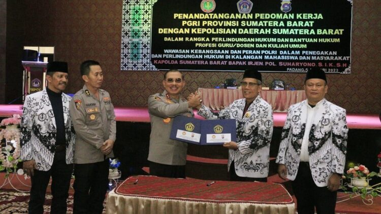 Kapolda Tandatangan Pedoman Kerja dengan PGRI Sumbar 1 Kapolda Sumbar tandatangan pedoman kerja dengan PGRI.