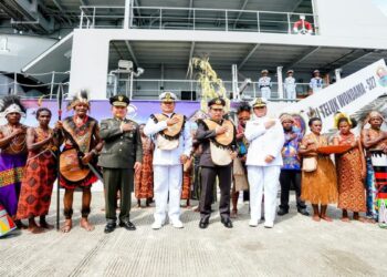 Kapolri dan Panglima TNI bersama dengan suku pribumi Papua. (Dok. Divhumas Polri)