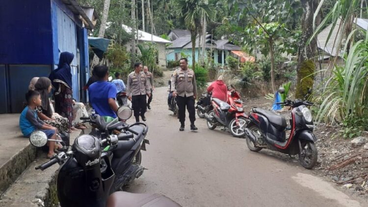Kapolsek Hiliran Gumanti berkeliling mencek warga. (ist)