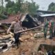 Petugas gabungan membantu membersihkan puing-puing pasca kejadian banjir di Batu Busuk, Kota Padang beberapa waktu lalu. (Dok. Pusdalops PB)