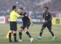 Marc Klok protes kepada wasit yang memimpin laga semifinal antara Timnas Indonesia kontra Vietnam. (Dok. PSSI)