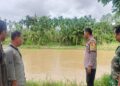Polsek Batang Anai dan BKSDA Sumbar patroli aliran sungai Batang Anai untuk mengamankan buaya. (Dok. Polsek Batang Anai)