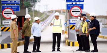 Terkait Tol, Presiden Jokowi: Untuk Sumbar Saya Tidak Bisa Bicara 8 Presiden Jokowi meresmikan Jalan Tol Ruas Pekanbaru-Padang, Seksi Pekanbaru-Bangkinang, Rabu (04/01/2023), di Gerbang Tol Bangkinang, Kabupaten Kampar, Riau. (Foto: Humas Setkab/Agung)