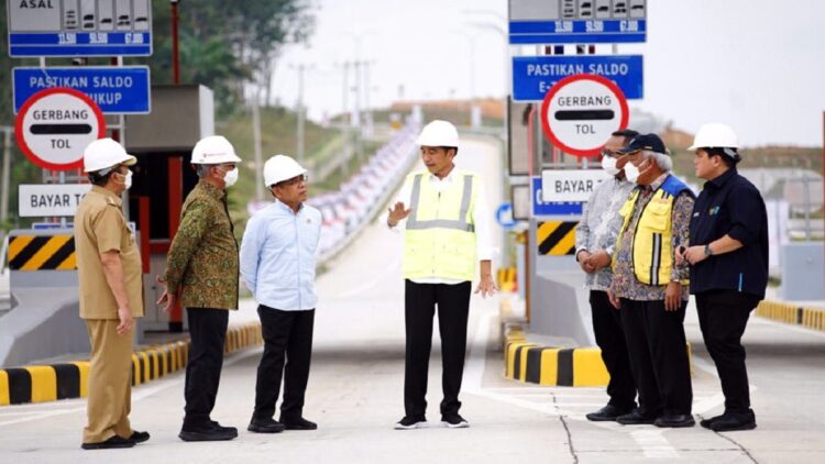 Terkait Tol, Presiden Jokowi: Untuk Sumbar Saya Tidak Bisa Bicara 1 Presiden Jokowi meresmikan Jalan Tol Ruas Pekanbaru-Padang, Seksi Pekanbaru-Bangkinang, Rabu (04/01/2023), di Gerbang Tol Bangkinang, Kabupaten Kampar, Riau. (Foto: Humas Setkab/Agung)