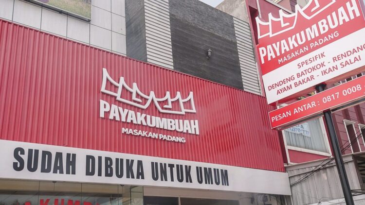 Berminat Usaha Nasi Padang? Franchise Milik Arief Muhammad Ini Bisa Jadi Solusi 1 Termpat makan Nasi Padang bernama 'RM Payakumbuah' milik Arief Muhammad. (Dok. net)