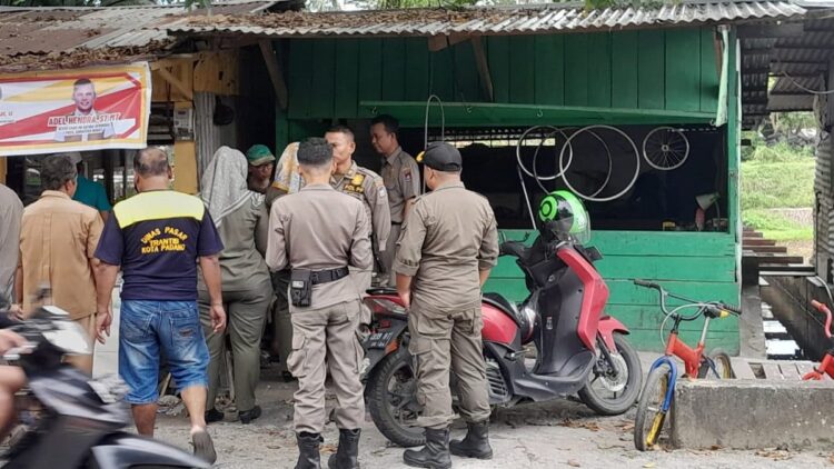 Tak Ingin Dibongkar, Satpol PP Lakukan Ini pada 19 PKL di Padang 1 Tim mediasi diturunkan terhadap PKL di kawasan Padang Timur yang membandel dan tak membongkar bangunan yang berdiri di atas fasilitas umum. (Dok. Satpol PP Padang)