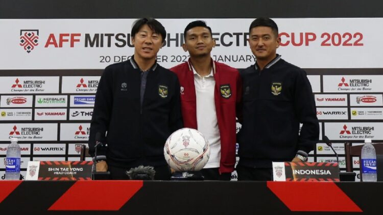 Shin Tae-yong dan Dendi usai jumpa pers jelang laga. (PSSI)