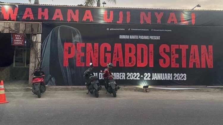 Bikin Gaduh, Spanduk 'Pengabdi Setan' di Padang Diturunkan Satpol PP 1 Wahana Uji Nyali 'Pengabdi Setan' di kawasan Jalan Samudera ditertibkan Satpol PP. (Istimewa)