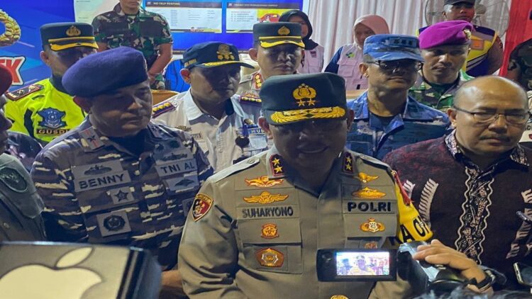 Ini Kata Polisi soal Perayaan Malam Tahun Baru di Sumbar 1 Kapolda Sumbar, Irjen Suharyono (tengah) memantau Pos Pengamanan Cimpago perayaan malam tahun baru 2023, Sabtu (31/12/2022) malam. (Foto: Humas Polda Sumbar/radarsumbar.com)