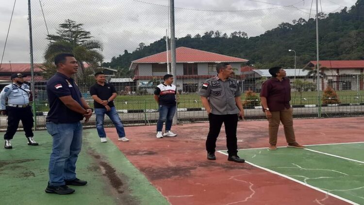 Kakanwil Kemenkumham Sumbar Sidak Rutan di Padang, Ingatkan Jajaran Potensi Gangguan 1 Kakanwil Kemenkumham Sumbar, Haris Sukamto didampingi Karutan Kelas II B Muhammad Mehdi melihat langsung Rutan Padang. (radarsumbar.com/Herru Iriawan)