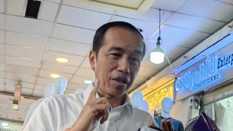 Presiden RI Joko Widodo di Pasar Tanah Abang, Jakarta, Senin (2/1/2023). (ANTARA/Gilang Galiartha)