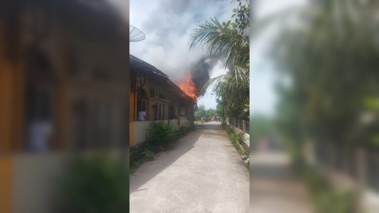 Sebuah bangunan terbakar di kawasan Kototangah Kota Padang. (radarsumbar.com/istimewa)