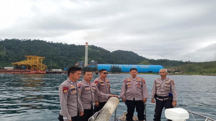 Personel Polairud Polresta Padang saat kegiatan Operasi Lilin 2022 di pulau-pulau wisata. (radarsumbar.com/Herru Iriawan)