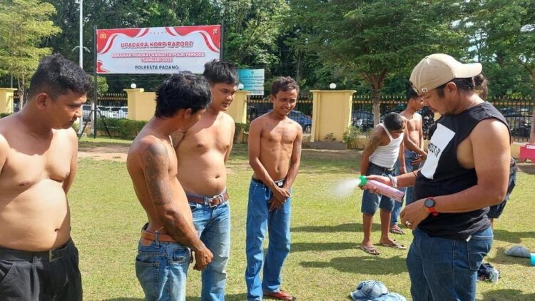 Jajaran Polresta Padang meringkus sejumlah preman yang diduga melakukan pungli di kawasan M Yamin. (Foto: radarsumbar.com/Herru Iriawan)