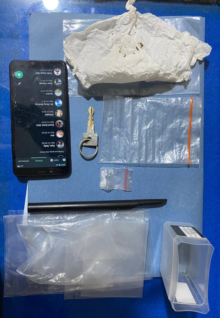 Pemuda Solok Dibekuk Polisi saat Berhenti di Pinggir Jalan, Ternyata Gegara Ini 1 Barang bukti narkoba yang disita polisi dari pelaku penyalahgunaan narkotika jenis sabu-sabu berinisial VM alias Botak, 22 tahun. (Foto: radarsumbar.com/Dok. Polres Solok)