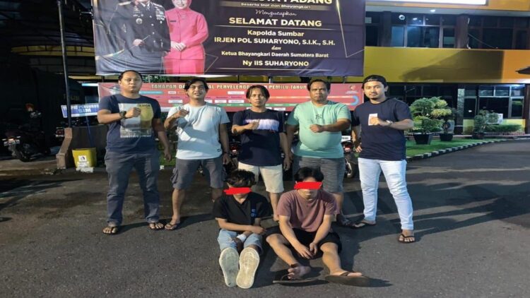 Anaknya Diperkosa, Ibu di Padang Ini Tangkap Pelaku lalu Serahkan ke Polisi 1 Dua pelaku pemerkosaan diamankan Polresta Padang. (radarsumbar.com/Herru Iriawan)