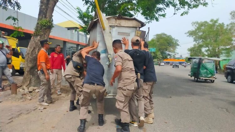 PKL di Kawasan Simpang Haru Padang Ditertibkan, Satpol PP Ambil Langkah Ini 1 Sejumlah lapak PKL dibongkar oleh Satpol PP Padang. (Foto: radarsumbar.com/Dok. Satpol PP)