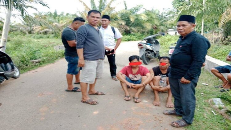 Dua pemuda di Pessel ini ditangkap polisi karena kasus narkoba. (Foto: radarsumbar.com/Dok. Polres Pessel)