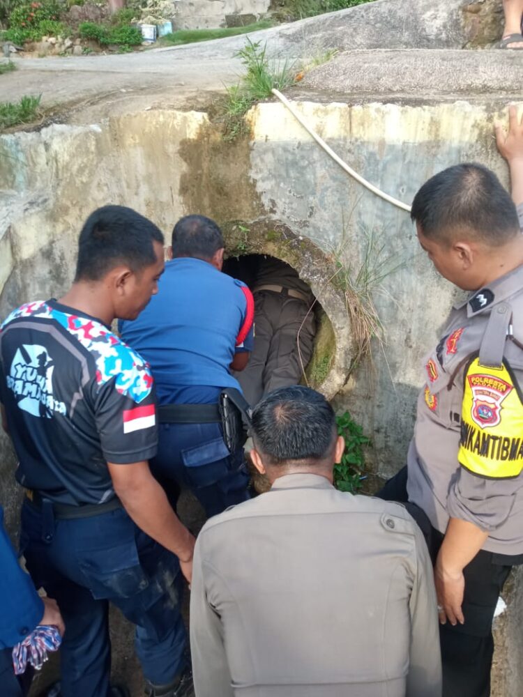 Petugas gabungan mengevakuasi seorang nenek yang kedapatan berada di dalam gorong-gorong. (Foto: radarsumbar.com/Dok. Satpol PP Padang)