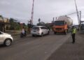 Jalan Berlubang di Dekat Rel KA Pasar Usang bikin Macet, Anggota Lantas Disiagakan