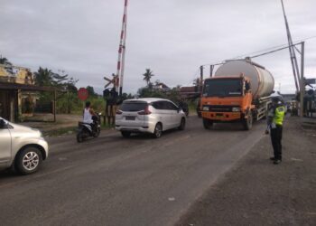 Jalan Berlubang di Dekat Rel KA Pasar Usang bikin Macet, Anggota Lantas Disiagakan