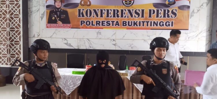 Pelaku utama pengeroyokan diamankan di Polresta Bukittinggi. (Foto: radarsumbar.com/Ikhwan)