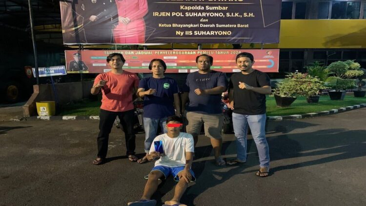 Mencuri HP, Remaja di Padang Ini Kencing di Celana saat Diciduk Polisi 1 Polisi menangkap remaja ini karena mencuri HP. (Foto: radarsumbar.com/Herru Iriawan)